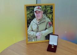 Губернатор передал награду семье погибшего Героя России