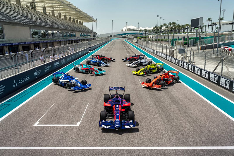 На трассе Формулы-1 в Абу-Даби впервые прошла гонка беспилотных болидов
