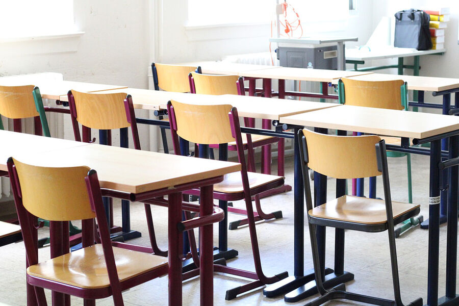 В петербургской гимназии прорвало трубу с горячей водой в столовой