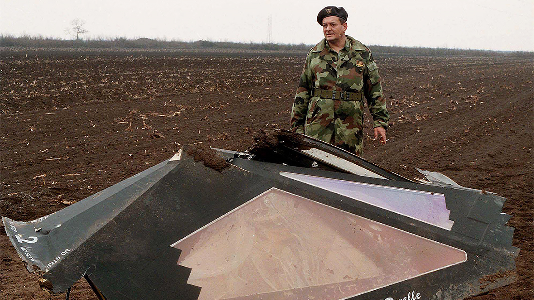 Югославские офицеры извинились за сбитый самолет-невидимку ВВС США