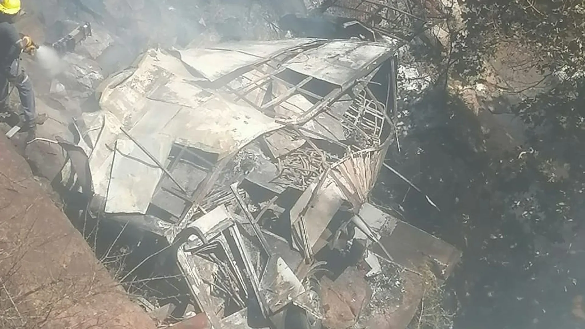Более 40 человек погибли при падении автобуса с моста в провинции Лимпопо