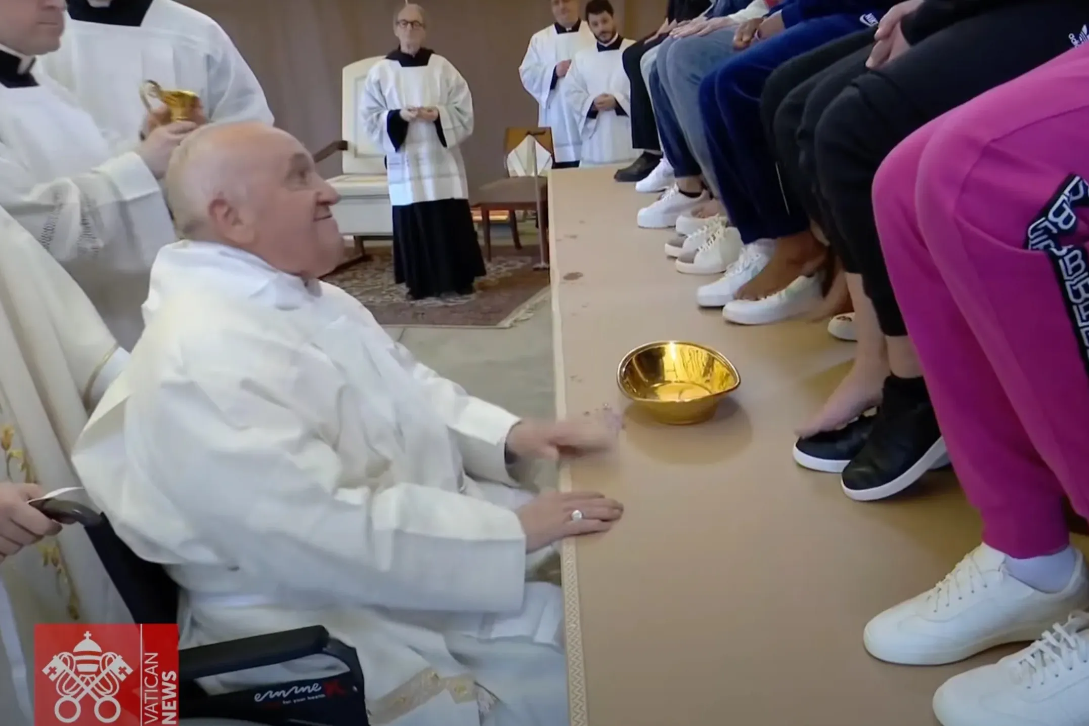 Папа Франциск омыл ноги женщинам-заключённым в Чистый четверг